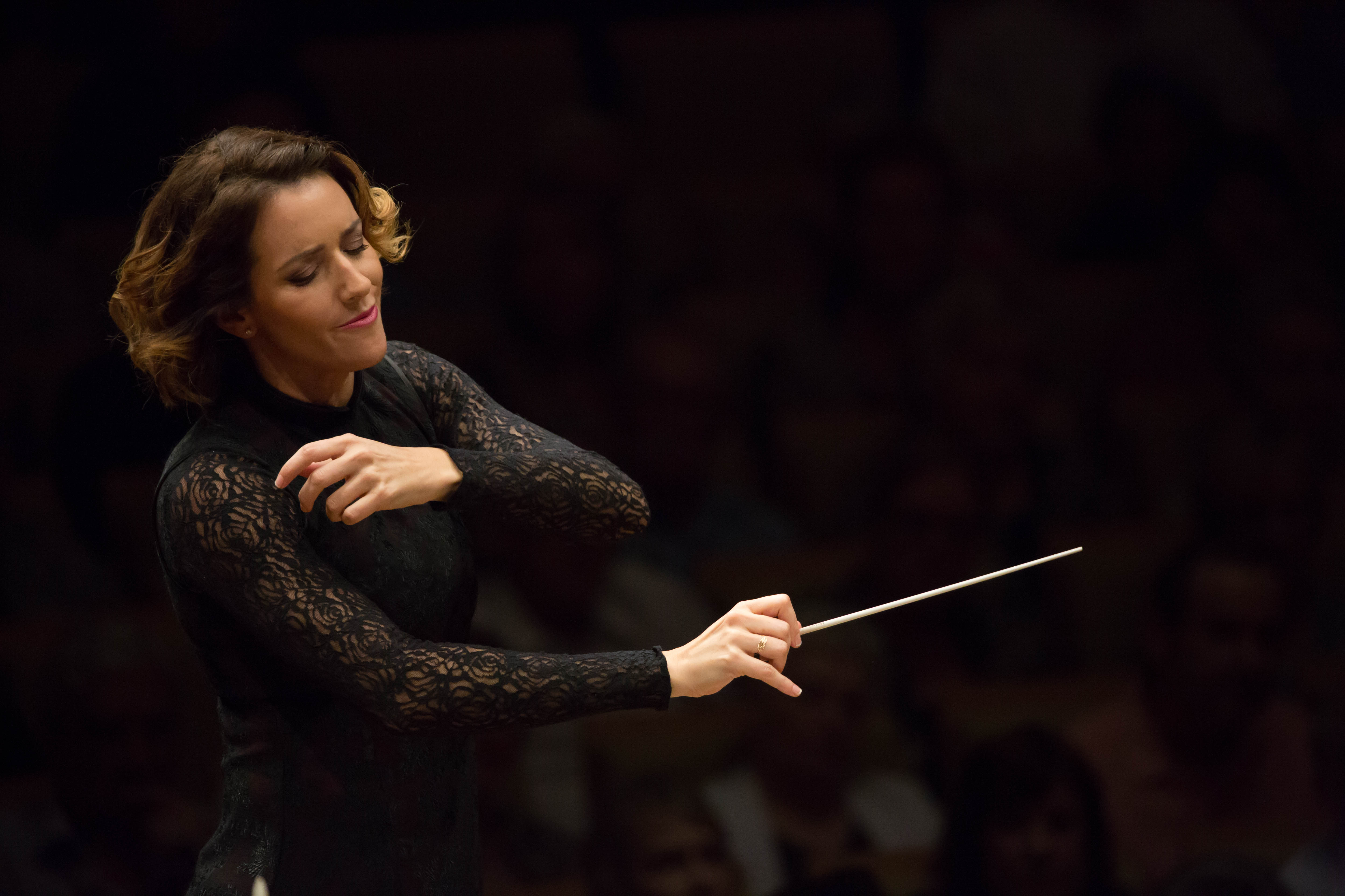 Alondra de la Parra delivers provocative, persuasive Mahler in her first of...
